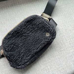 Lululemon sherpa fleece belt bag